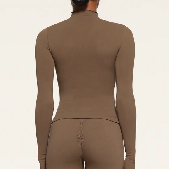 WT SKIMS Fits Everybody Funnel Neck Long Sleeved Top - Oxide - Picture 3 of 4